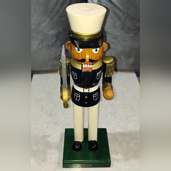 LIMITED EDITION HAND CRAFTED WOOD MILTARY SOLIDER HOLIDAY NUT CRACKER #62 OF 472 - Picture 2 of 13